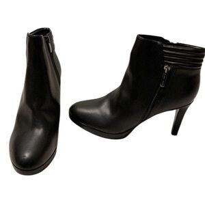 Nine West NWOT Booties. 4” Heel. Side Zip. Nice! Sz. 9